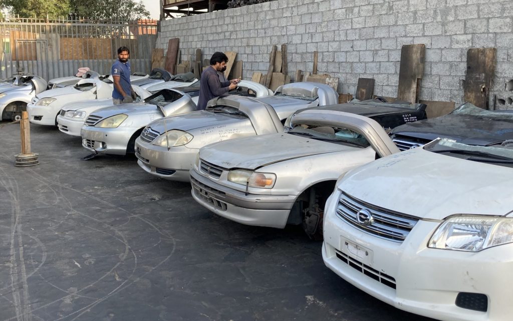 UAEでの中古自動車部品オークション風景
